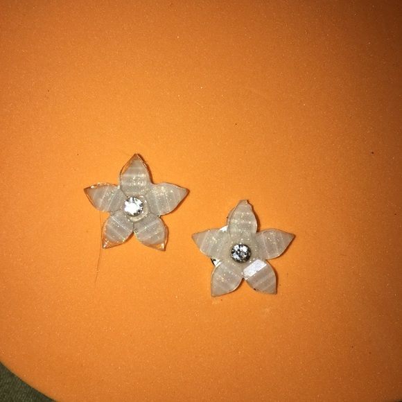 White flower earrings new - Picture 2 of 3